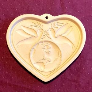NIB Pampered Chef Peace On Earth Heart Stoneware Mold 2002